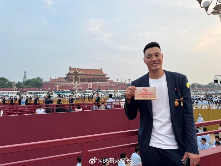 翟晓川今天参加阅兵仪式 戴北京青年榜样奖章和首钢劳动模范奖章